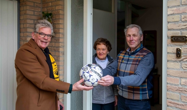<p>Henk Albers (r) overhandigt een bal aan DOS-voorzitter Arend Runia.</p>
