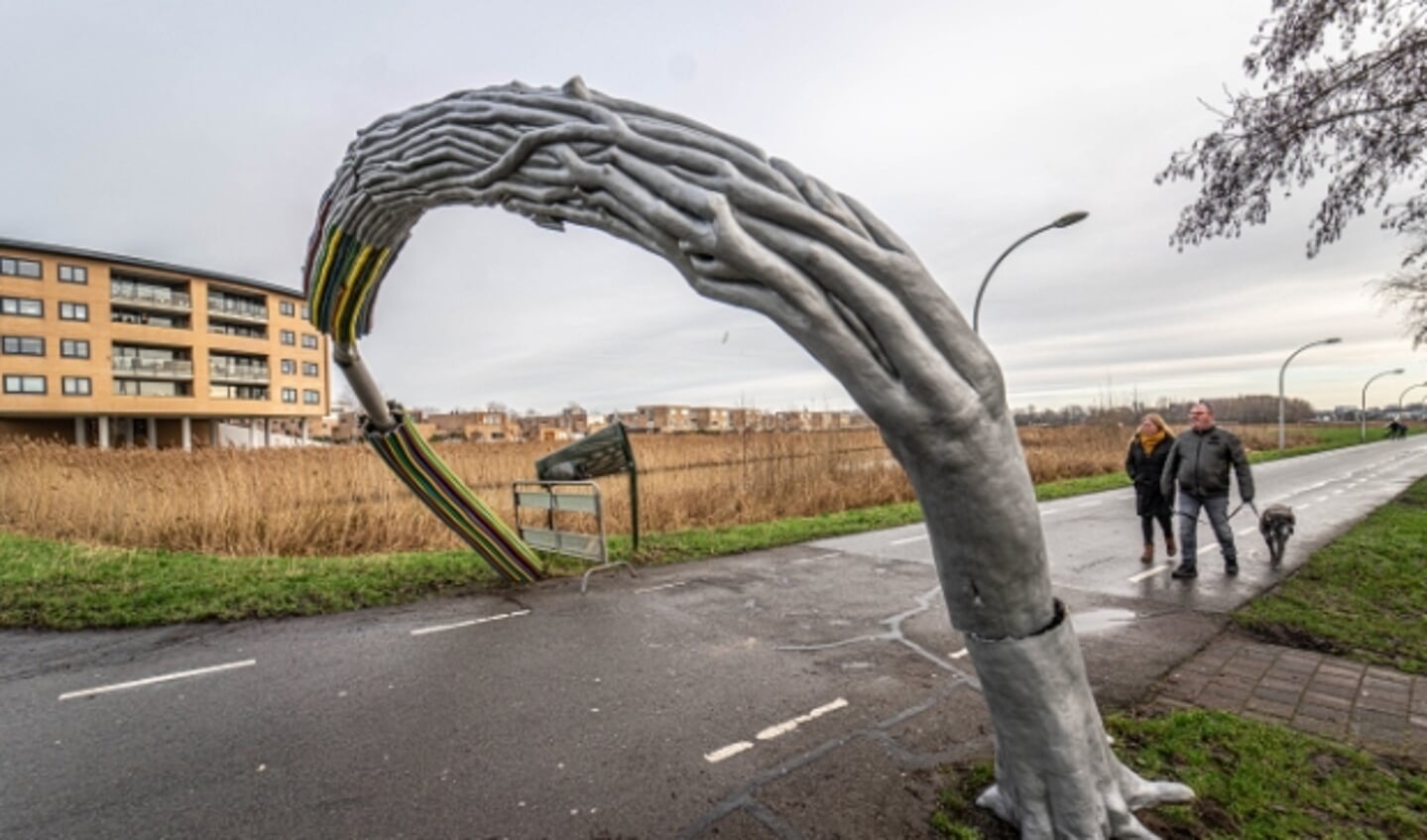 Kunstwerk de Boog over het Twistvlietpad in Stadshagen is net als in 2007 vernield. 