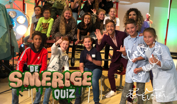 Leerlingen van De Schakel samen met de presentatoren van de Smerige Quiz.