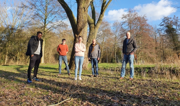vlnr Bruno Tavares (jongerenwerk, st. Wijz), Eelco Last (Scouting De Hanzeluiden), Anne Louise Sikkema (coördinator Korteweg 4, st. Wijz), Hanjo IJkhout (Natuurspeelplaats), Frank Klappe (Wijkpost Centrum, Gemeente Kampen).