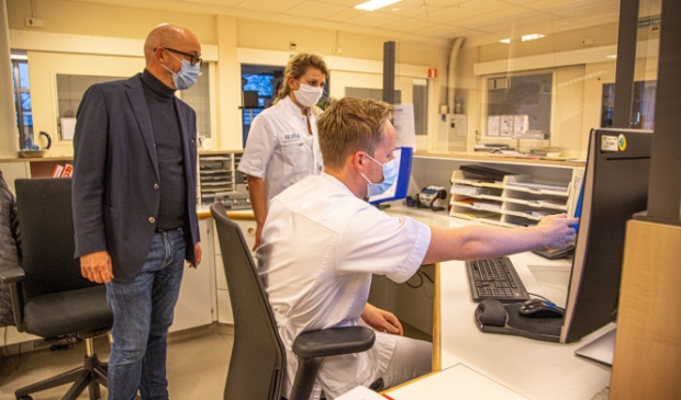 Huisarts Bert van Breemen (l) met Myrna de Man in het monitoringscentrum in Meppel.