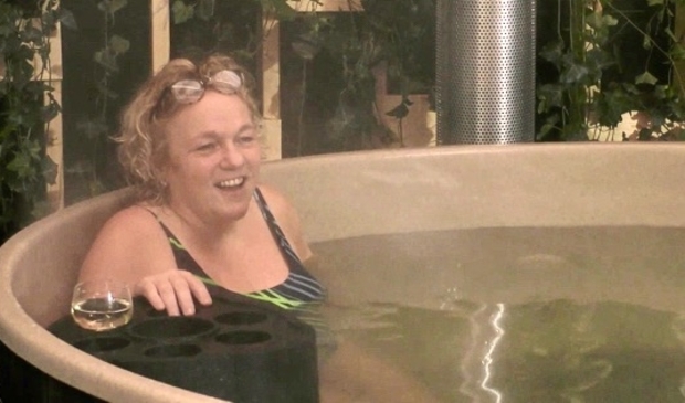Els Trollmann met een glaasje wijn in de hottub van het Big Brotherhuis.