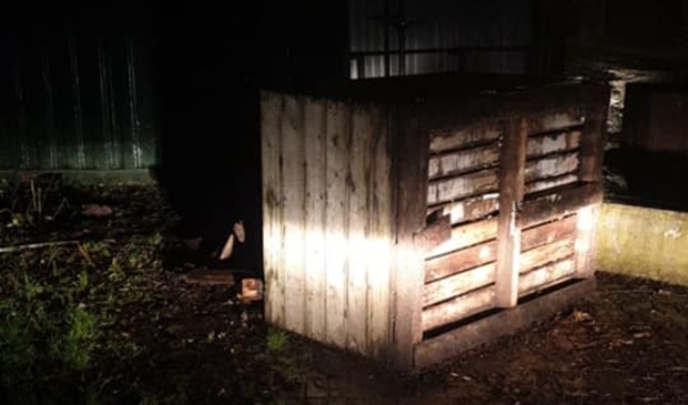 Een kist met afval bij de JOP in Biddinghuizen.