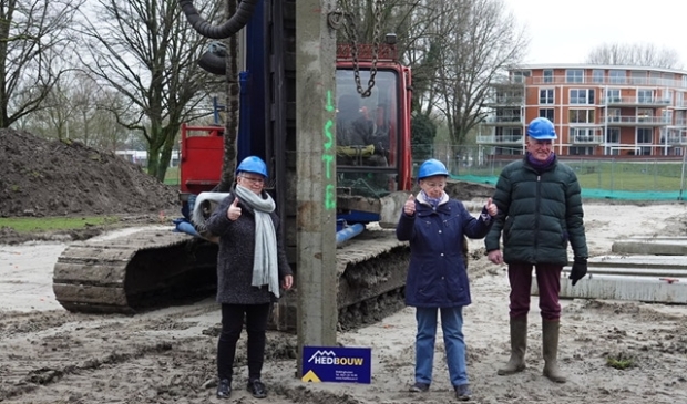Sjaan Bruil, Wil Alberts en Jelle Dekker (v.l.n.r.) bij de eerste paal.