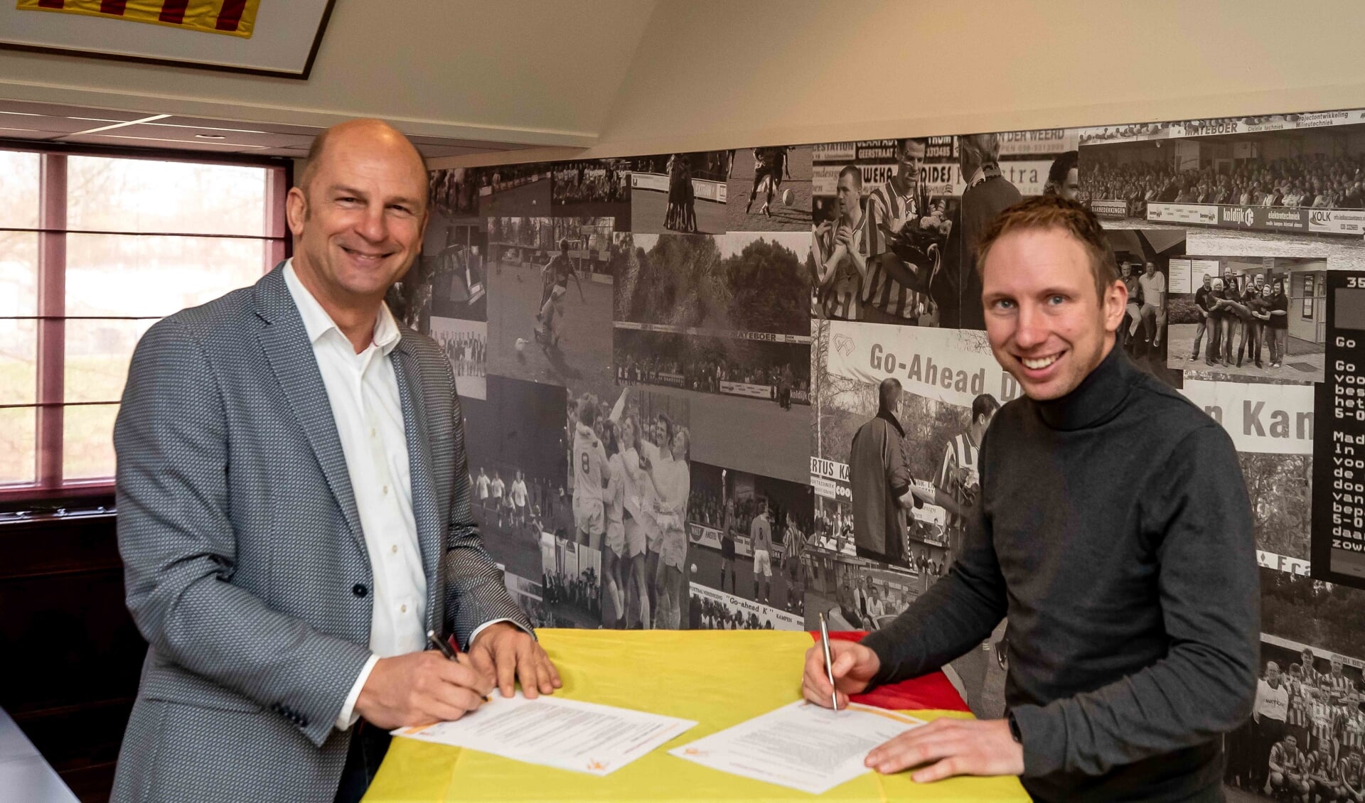 Voorzitter Theo Rietkerk (l) van Go-Ahead en Gert van Duinen tekenen de overeenkomst. 