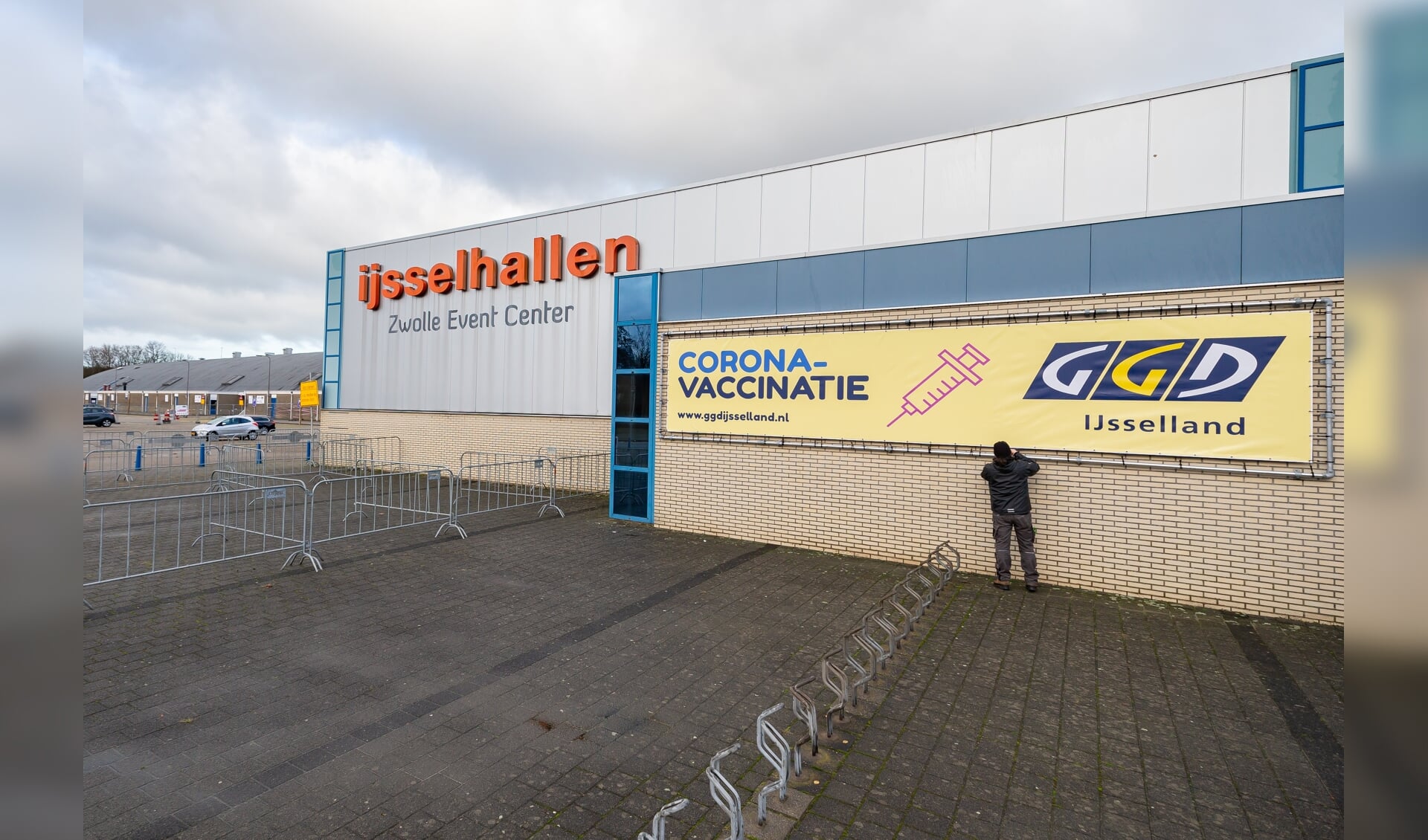 GGD Corona vaccinatie locatie IJsselhallen Zwolle. Fotografie Pedro Sluiter Foto Zwolle.