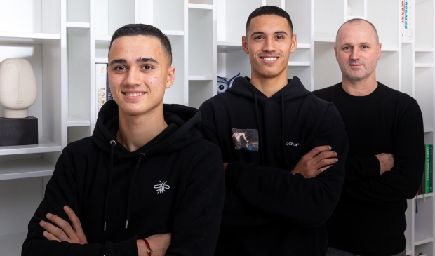 <p>Van voor naar achter, van links naar rechts: Eliano, Tijjani en Martin Reijnders. De broers speelden zaterdag allebei de volle negentig minuten van PEC Zwolle-AZ (1-1).</p>