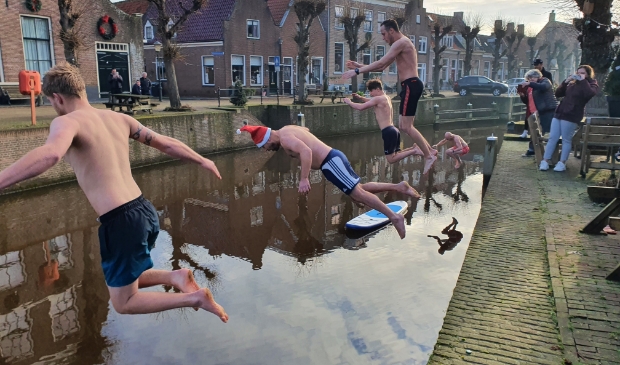 Na de koude, verfrissende duik namen de mannen snel een warme douche.