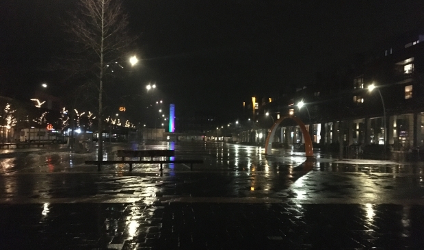 <p>Een leeg Meerpaalplein tijdens de avondklok.</p>