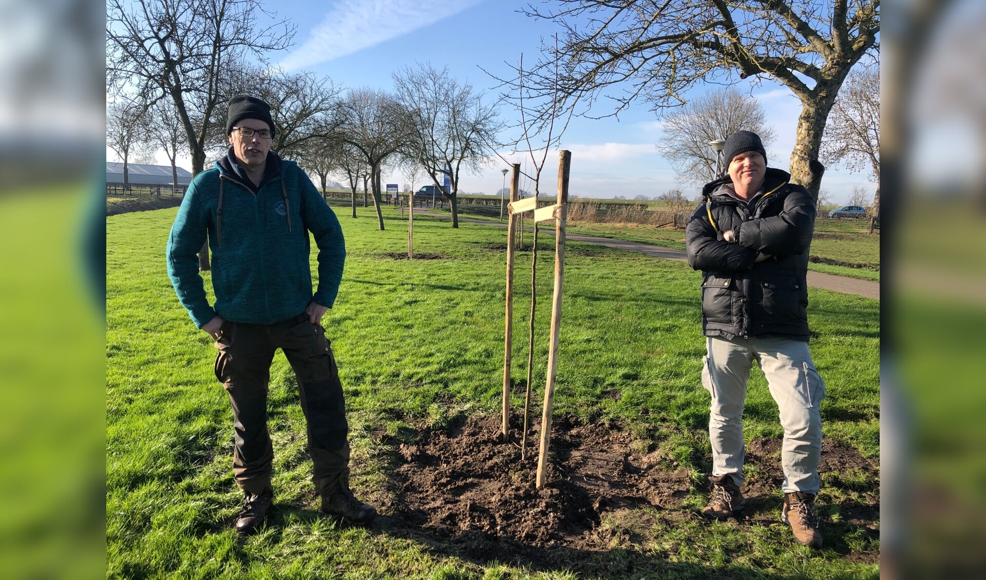 Jeroen Tersmette (l) en Klaasjan Pol van de Hoogstambrigade Zwartewaterland bij een van de nieuw aangeplante bomen.