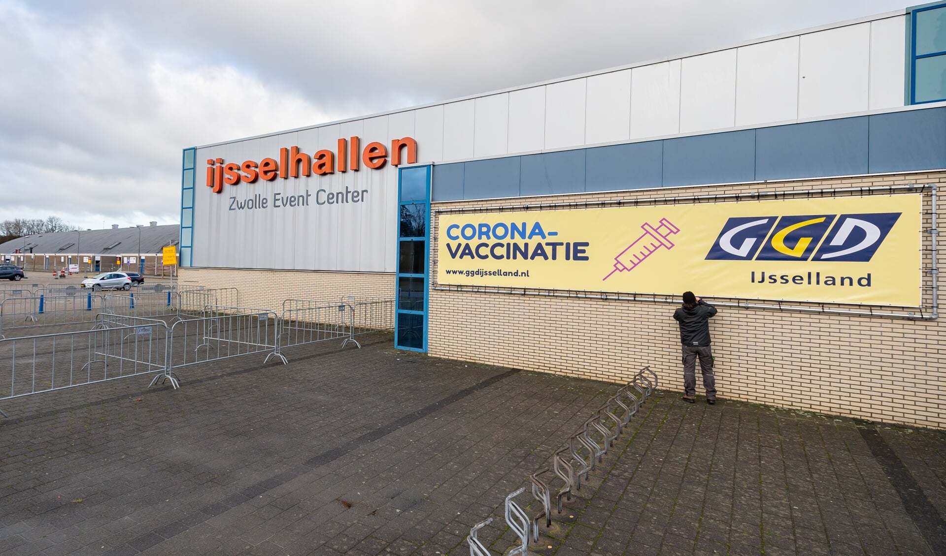 GGD Corona vaccinatie locatie IJsselhallen Zwolle. Fotografie Pedro Sluiter Foto Zwolle.