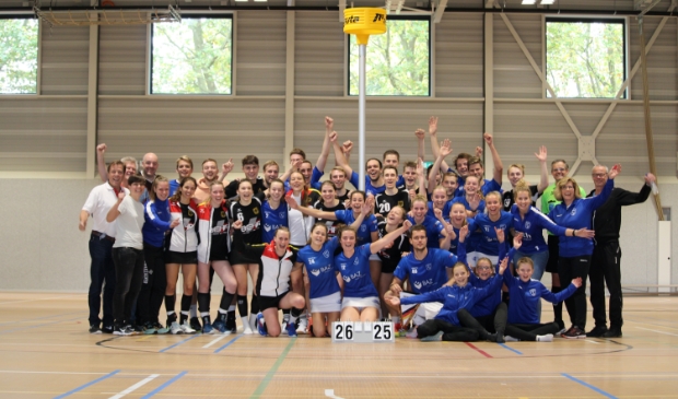 <p>De korfballers van Sparta en van het nationale team van Duitsland na hun oefenwedstrijd.</p>