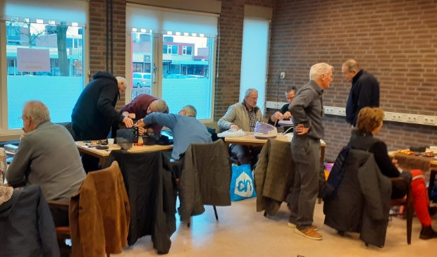 Repair café Biddinghuizen in Het Koetshuis.