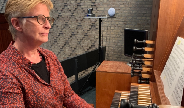 <p>Siemone Middel achter het orgel van De Ark.</p>