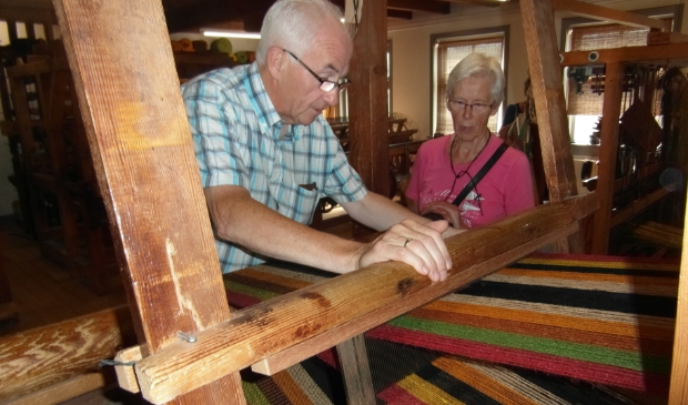 Karst Beens in actie op het weefgetouw.