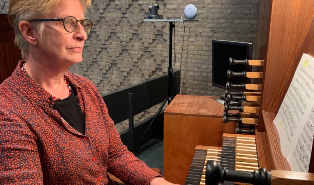Siemone Middel achter het orgel van De Ark.