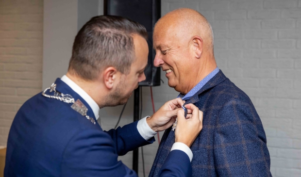 <p>Tjibbe van Dijk krijgt de Koninklijke onderscheiding opgespeld. </p>