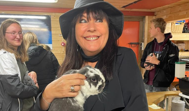 Silvia met een knuffelkonijn