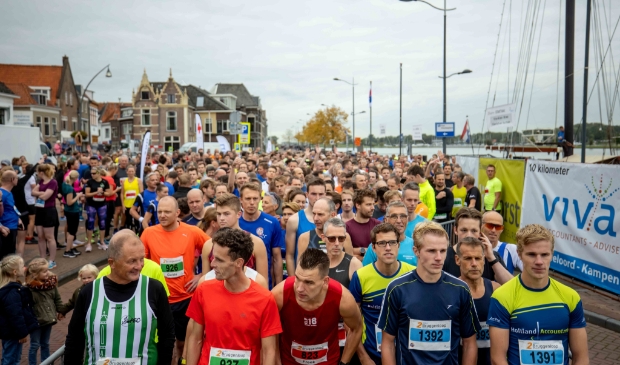 <p>Een vol startvak bij de 2Bruggenloop. </p>