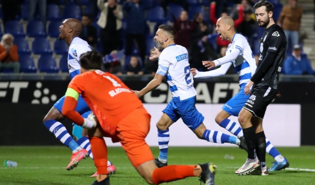 PEC juicht, Heracles treurt. Bram van Polen is de held van Zwolle en rent met Kastaneer, Koolwijk en even later de rest van de ploeg naar het vak met de fanatieke supporters.