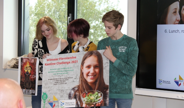 Jasper, Leonoor en Lente met hun prijs.