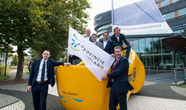 <p>Vlnr: Julius Lindenbergh, Arno van Gerven, Frank Burghout (Allianz), Ernst Jan Broer (voorzitter Watersportverbond), Harold Hofstra, Martijn van der Meulen. </p>