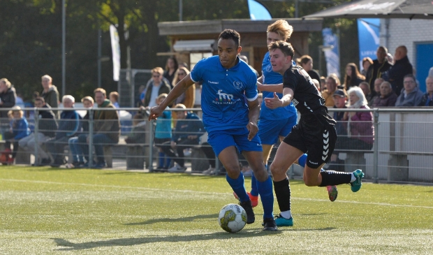 <p>Denilçon Ramazan op weg naar de 1-0</p>