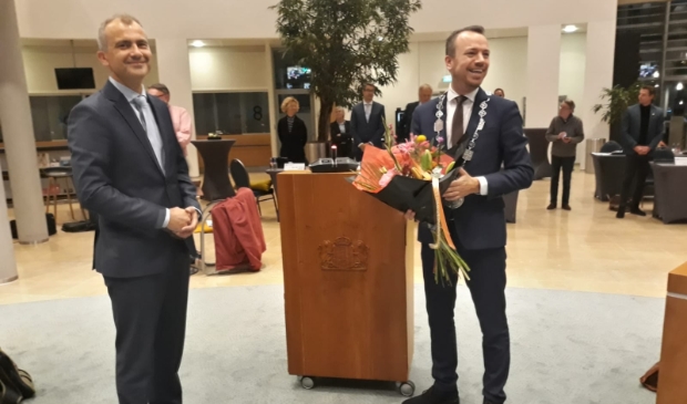 <p>Links de zojuist beëdigde nieuwe wethouder Bas Wonink, rechts burgemeester Sander de Rouwe.</p>
