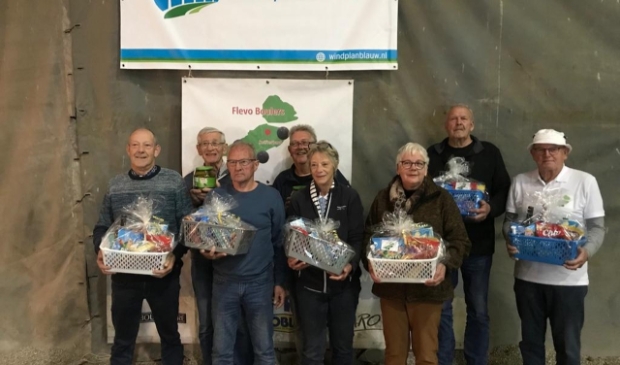 De prijswinnaars van het oprichtingstoernooi van de Flevoboulers