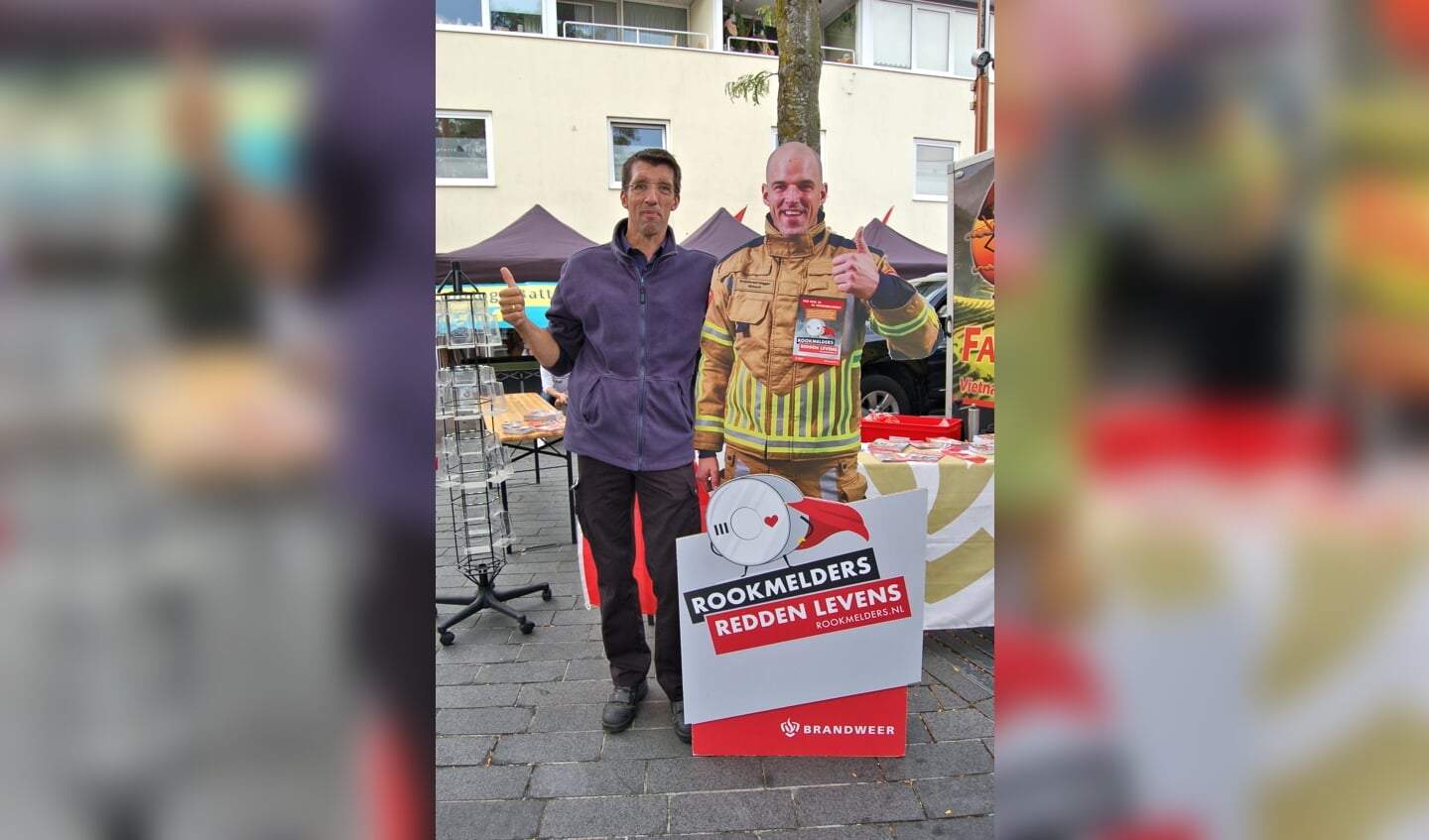 Wijkbrandweerman Richard Balk (l), met een collega van bordkarton, die toevallig ook Richard heet...