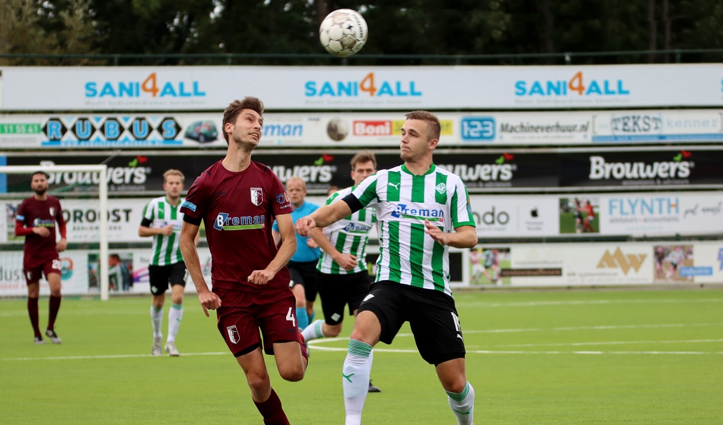 Berkum-verdediger Horstman in duel met Lars Miedema, die inmiddels niet meer bij Sportclub speelt.