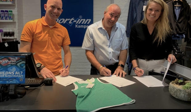 <p>Jos van der Kamp (eigenaar Sport-Inn Kampen), Bert van Eunen en Annemarie Sluiter</p>