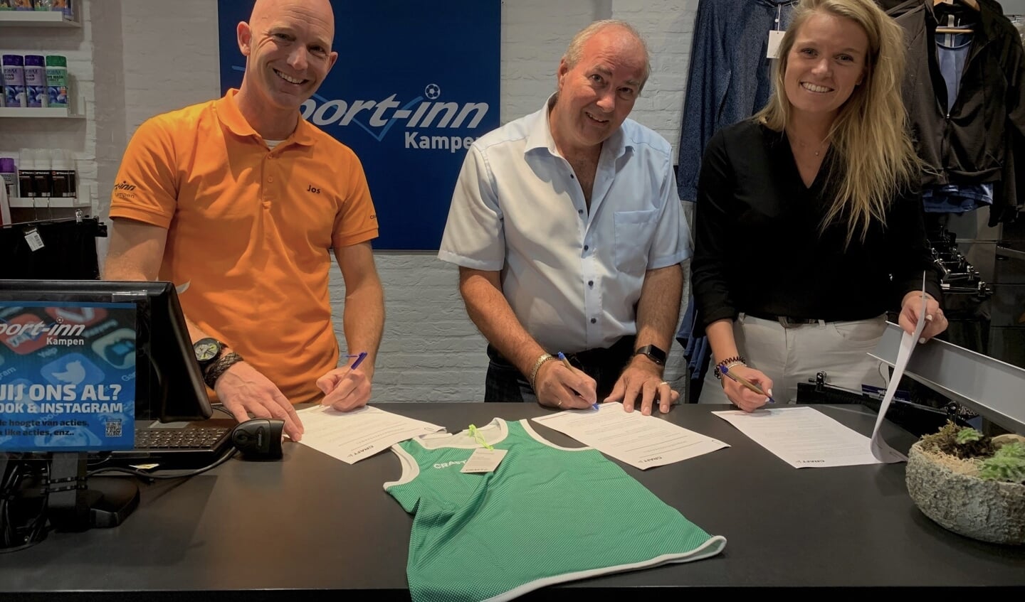Jos van der Kamp (eigenaar Sport-Inn Kampen), Bert van Eunen en Annemarie Sluiter
