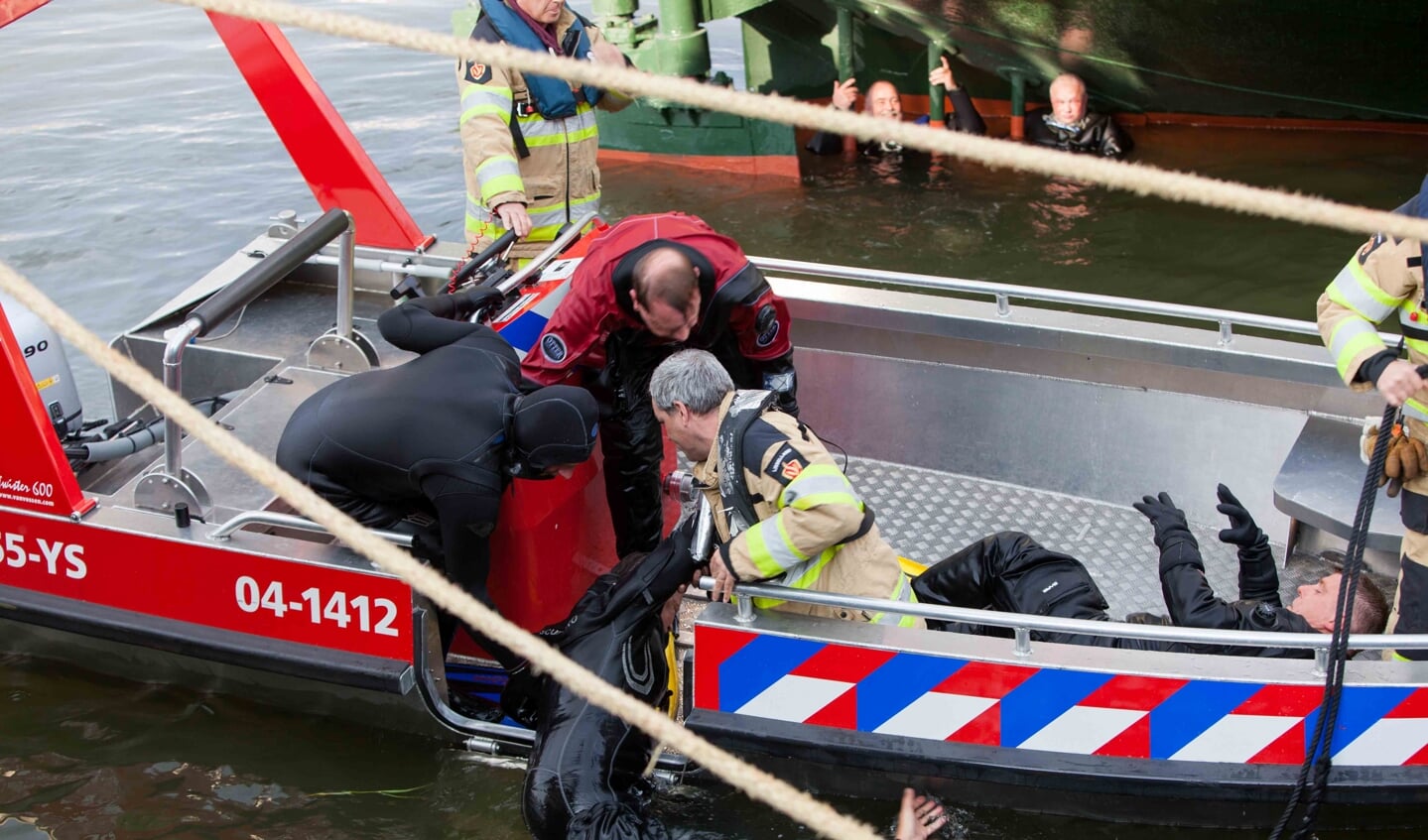 Oefening van de brandweer op de IJssel bij Kampen.