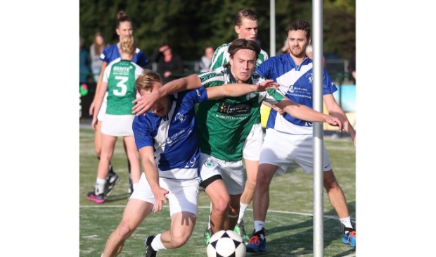 Jacco Boonstra in een fel duel om de bal.