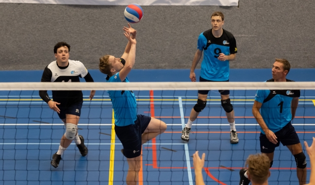 <p>Voorzitter Henk van Dijk hier in actie als aangever in het eerste team, tijdens de derby tegen CSV '28.</p>