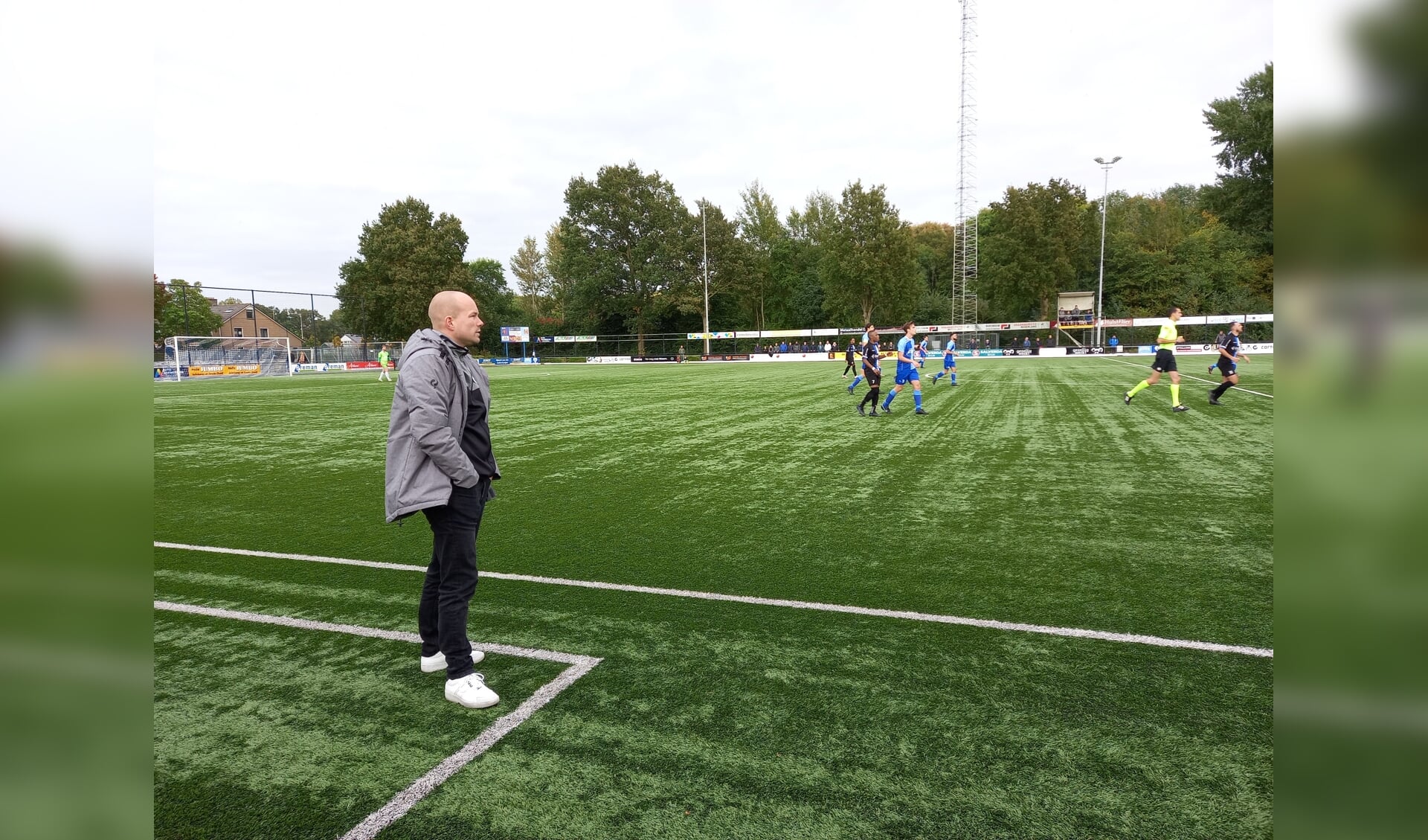 SVI-trainer Bram Freie kijkt toe tijdens de wedstrijd tegen KHC.