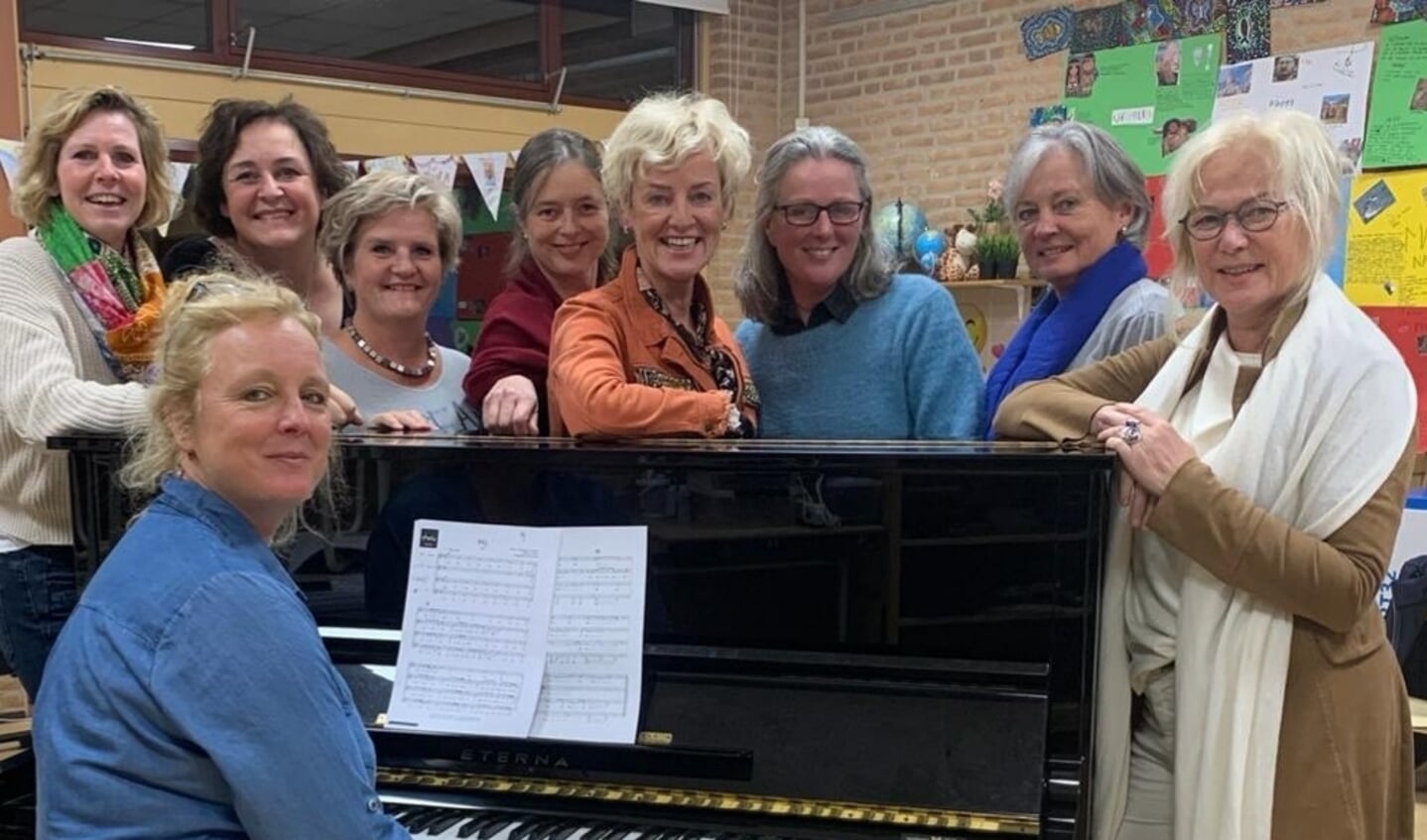Titia (achter piano), Karin, Irene, Marjan, Carla, Gera, Jolanda, Wilma en Hetty.