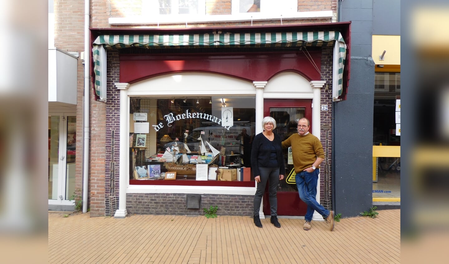 Tanja Takic en Aaldert de Lange voor hun winkel aan de Woldpromenade