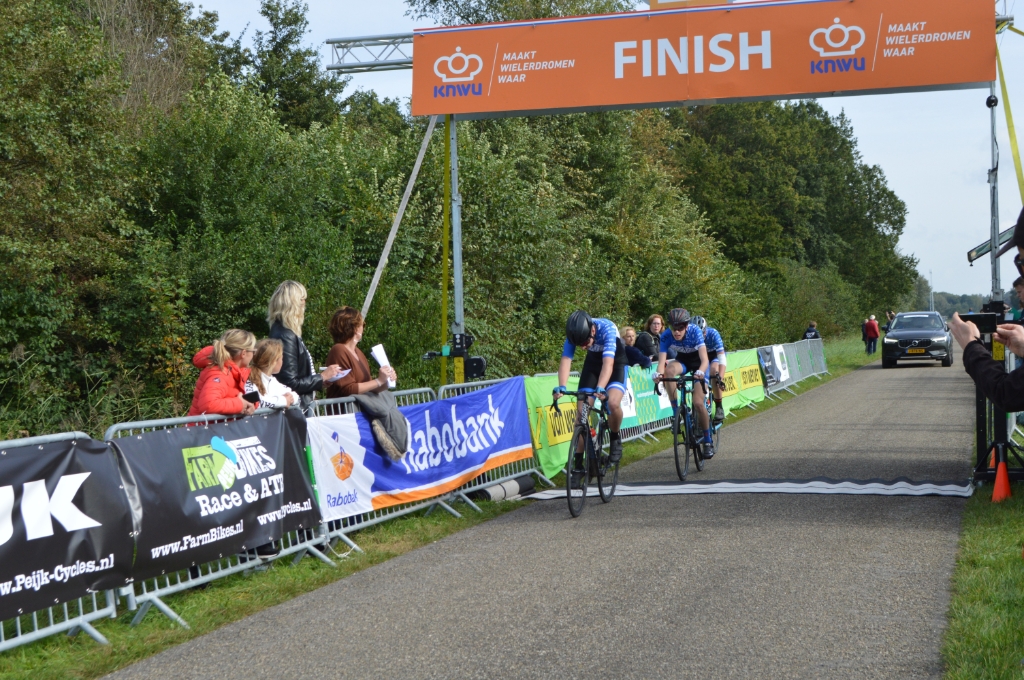 <p>De finish middenin de polder bij Biddinghuizen.</p>