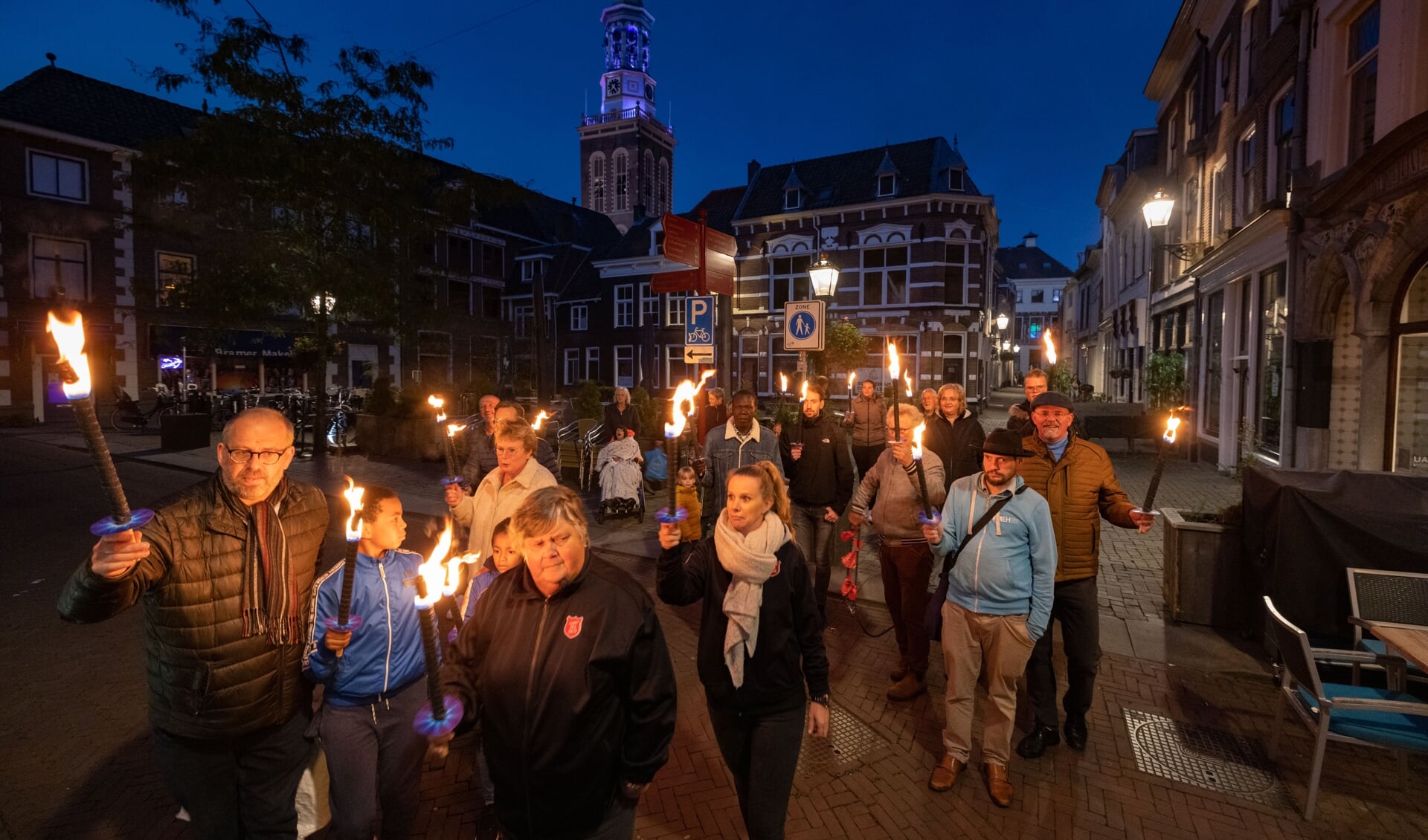 De Fakkeltocht voor Eenheid in de binnenstad van Kampen