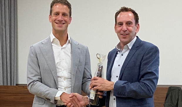 Barry Hoogezand (links) krijgt de felicitaties van VVD-afdelingsvoorzitter Jaap Lodders.