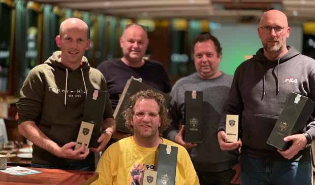 Jeroen, bijgestaan door initiatiefnemers Pieter en Patrick, geflankeerd door de hoogste bieders Jan Willem en André.