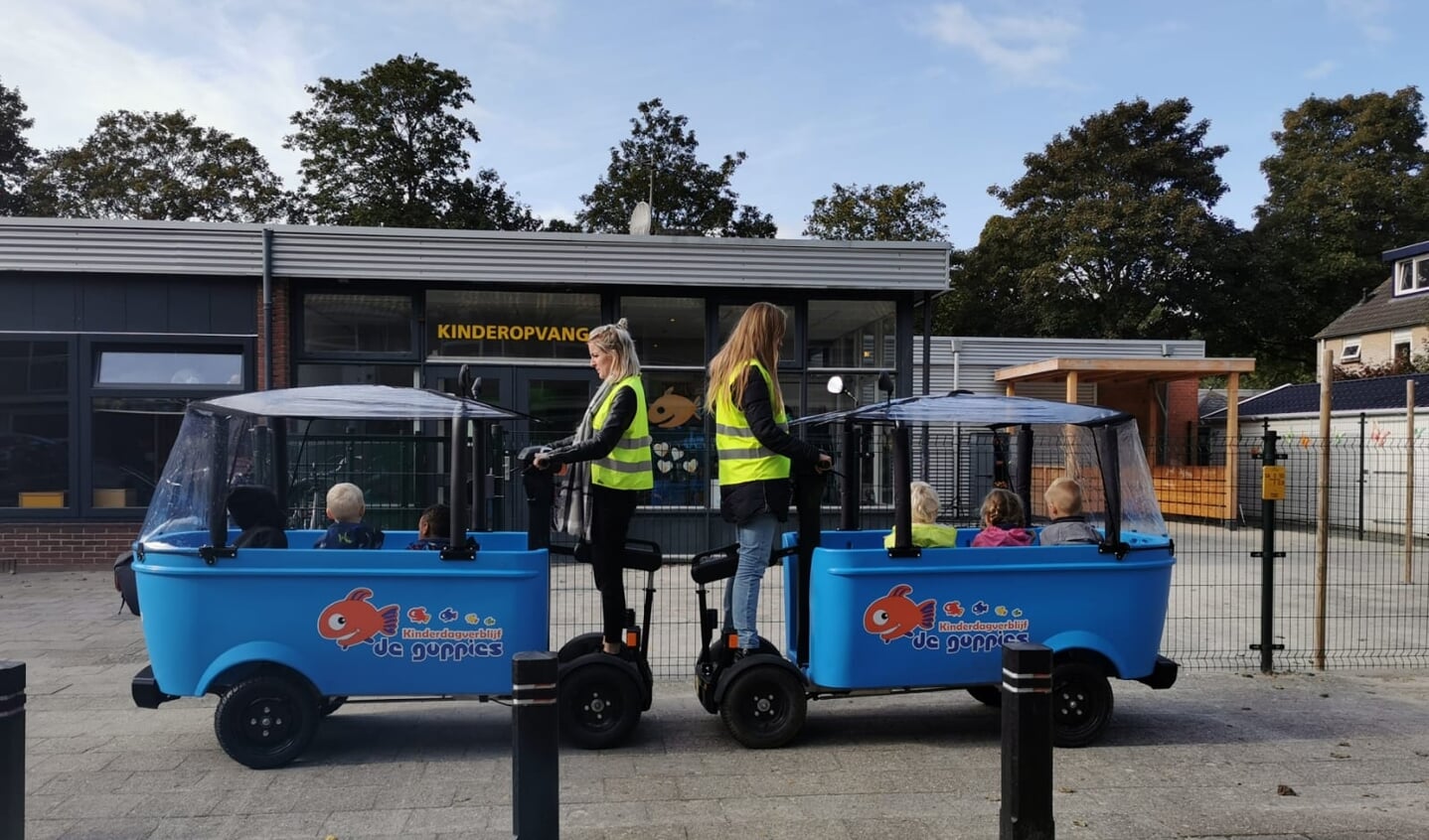 De twee BSO-bussen van De Guppies uit Dronten.