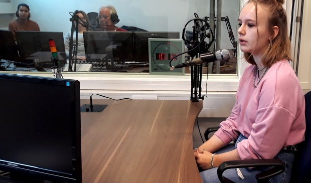 <p>Emma Duitman in de studio van RTV IJsselmond</p>