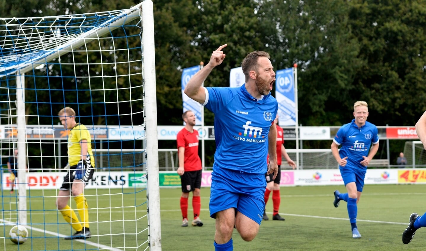 Reinier Joustra scoort al snel de 1-0