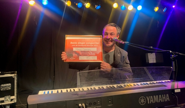 Hans Jansen met zijn prijs.