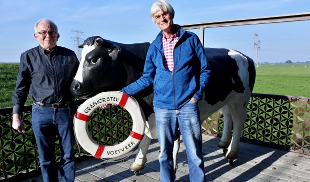 <p>Henk Zegers en Niels Kranenburg met de bolle voor Halingen</p>
