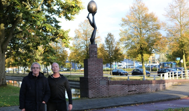 <p>Wim Coster (l) en Frank de Wit bij &eacute;&eacute;n van de entrees van het Veeralleekwartier.</p> 