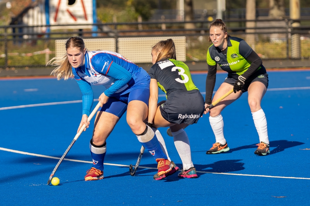 <p>Sophie Locht aan de bal voor HC Zwolle in de wedstrijd tegen HC Helmond.</p>